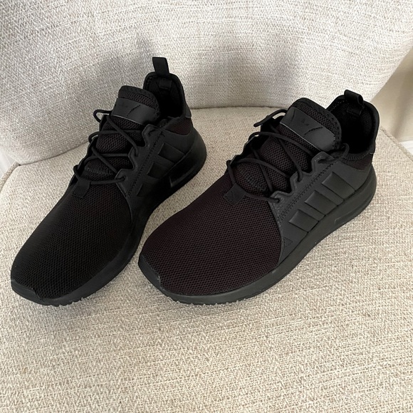 Black Adidas 🖤 - Picture 2 of 9